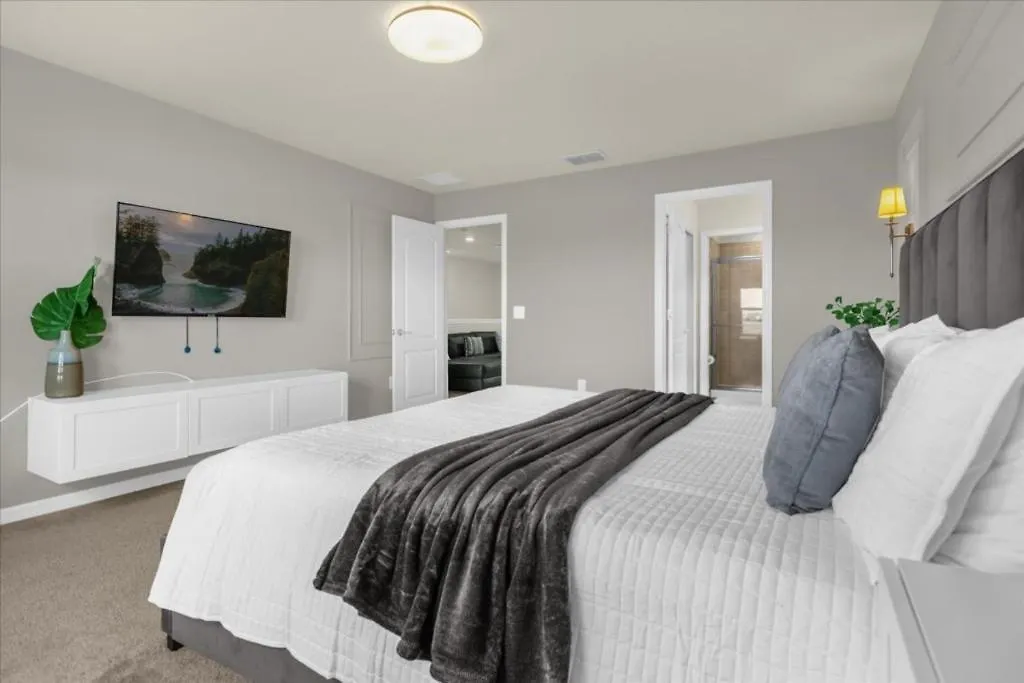 5 Bedroom- 4 Bathroom Solterra 7561 Os Davenport 0*,